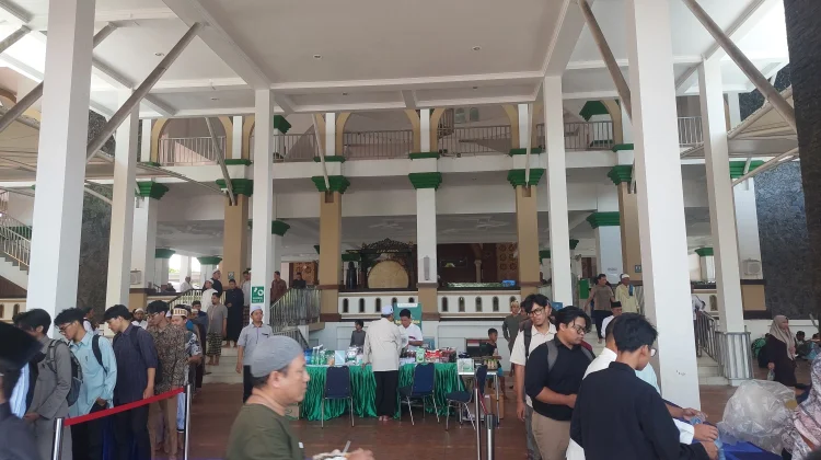 Masjid Azzikra Sentul Sediakan 300 Porsi Makan Setiap Hari Jumat untuk Jemaah