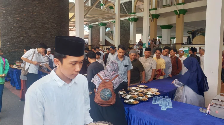 Masjid Azzikra Sentul Sediakan 300 Porsi Makan Setiap Hari Jumat untuk Jemaah