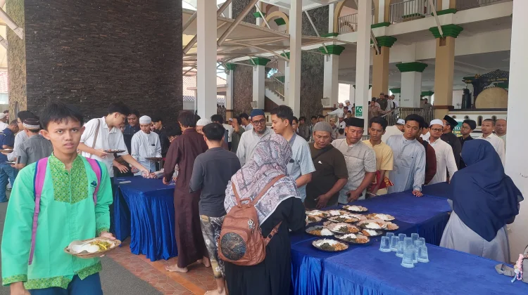 Masjid Azzikra Sentul Sediakan 300 Porsi Makan Setiap Hari Jumat untuk Jemaah