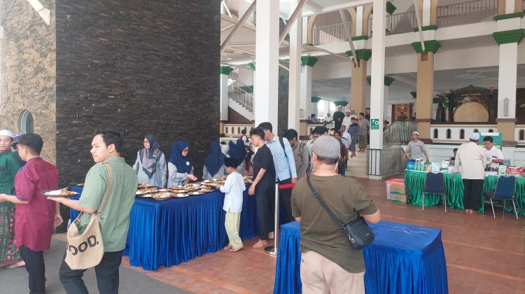 Masjid Azzikra Sentul Sediakan 300 Porsi Makan Setiap Hari Jumat untuk Jemaah