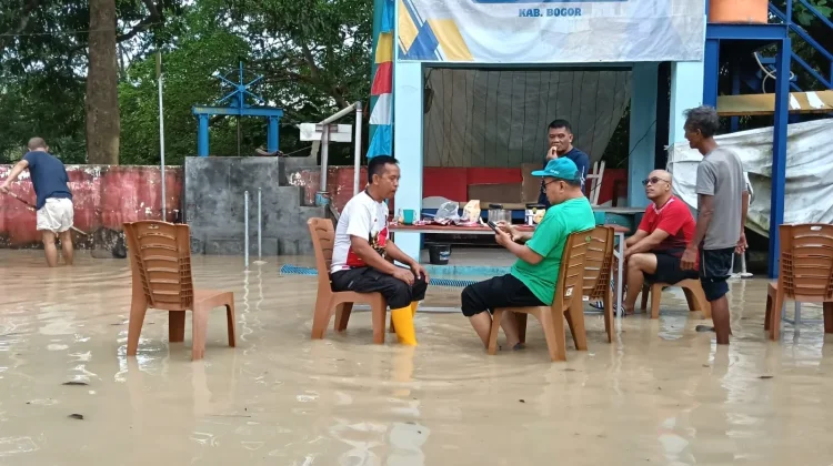 Penampakan Banjir Menggenangi Perumahan Vila Nusa Indah 3 Bojongkulur