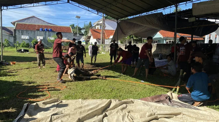 Warga Sukaresmi Antusias Melihat Proses Pemotongan Hewan Kurban