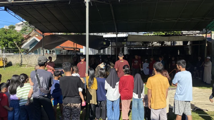 Warga Sukaresmi Antusias Melihat Proses Pemotongan Hewan Kurban