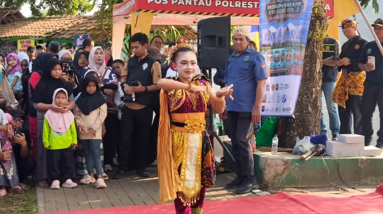 Penampilan Tari Karaton Mandala Agung Meriah di Festival Ekraf Situ Gede Vol.2