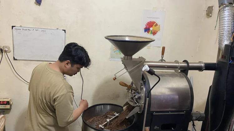 Melihat Proses Sangrai Biji Kopi Home Roastery sebelum Menjadi Seduhan Nikmat
