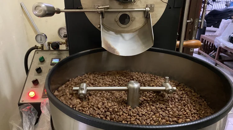 Melihat Proses Sangrai Biji Kopi Home Roastery sebelum Menjadi Seduhan Nikmat