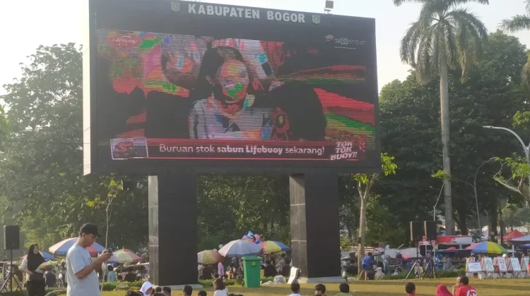 Minggu Pagi, Warga Bogor Datangi Alun-Alun Cibinong Menikmati Nobar Piala Dunia