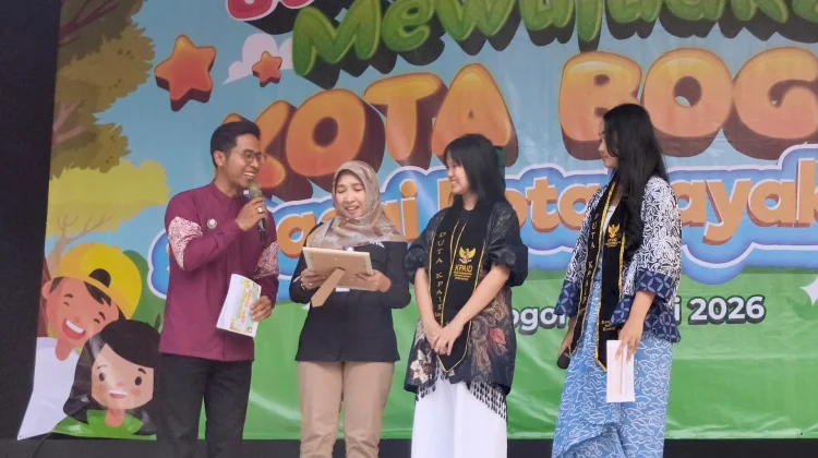 Jennifer Sharon Hadiahkan Lukisan Wajah untuk Kepala RRI Bogor