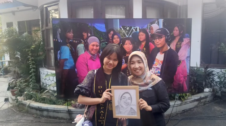 Jennifer Sharon Hadiahkan Lukisan Wajah untuk Kepala RRI Bogor
