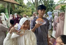 Serba Serbi Halalbihalal: Silaturahmi hingga Bagi-Bagi THR