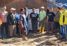 Petugas BPBD Kabupaten Sukabumi Tangani Rumah Ambruk di Kecamatan Caringin