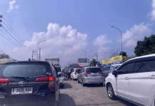 Kondisi Exit Tol Parungkuda Sukabumi Padat Merayap, Dominasi Kendaraan Plat B