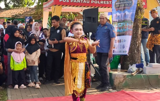 Penampilan Tari Karaton Mandala Agung Meriah di Festival Ekraf Situ Gede Vol.2