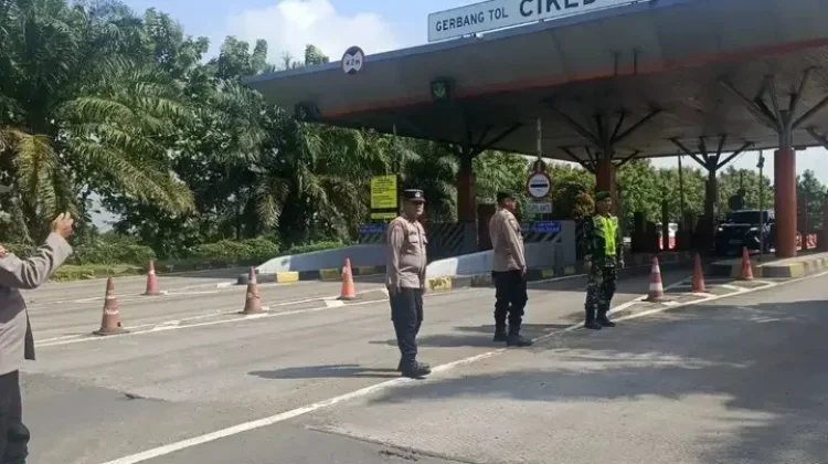 Petugas Amankan Pos Pengamanan GT Cikedung saat Operasi Ketupat