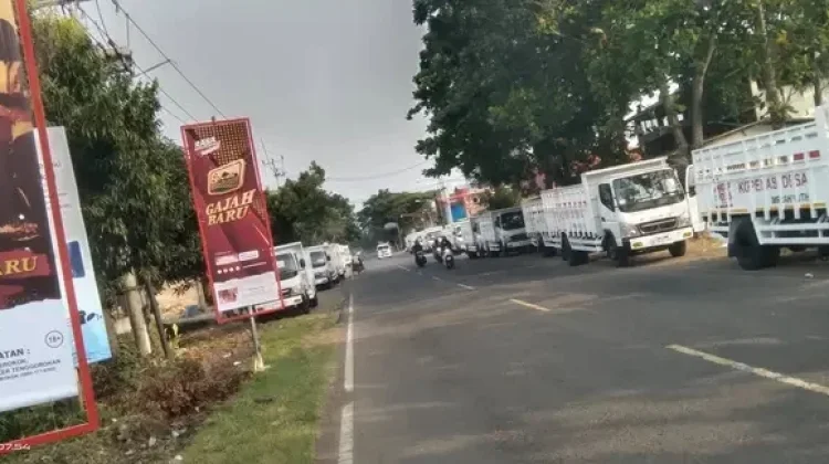 Truk Koperasi Merah Putih Berjejer di Jalan Ibu Tien Suharto
