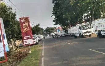 Truk Koperasi Merah Putih Berjejer di Jalan Ibu Tien Suharto