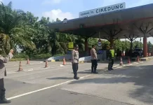 Petugas Amankan Pos Pengamanan GT Cikedung saat Operasi Ketupat
