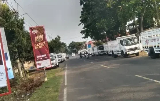 Truk Koperasi Merah Putih Berjejer di Jalan Ibu Tien Suharto