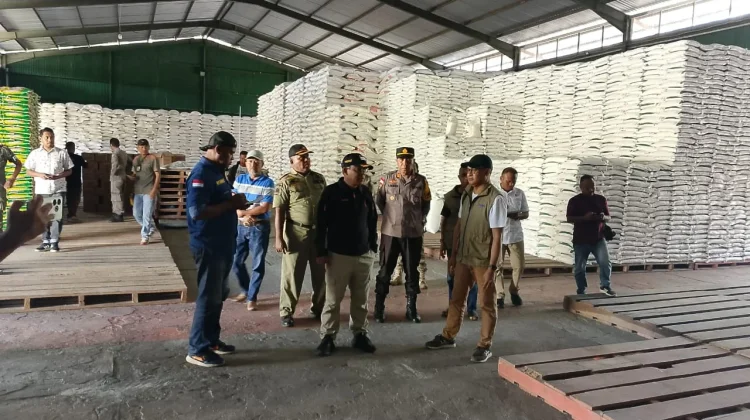 Sidak Gudang Dolog, Stok Sembako di Ende Dipastikan Aman