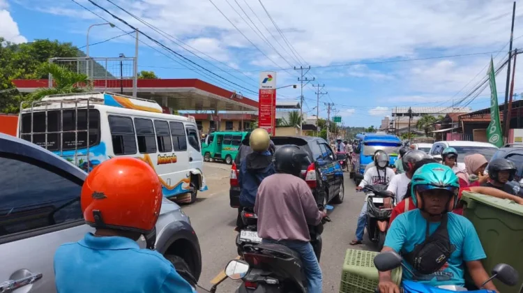 Antrean BBM di Gatot Subroto Picu Kemacetan Panjang