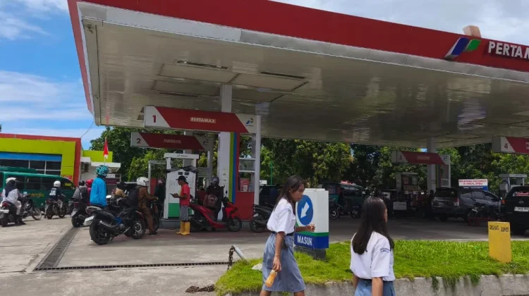 Antrean BBM di Gatot Subroto Picu Kemacetan Panjang