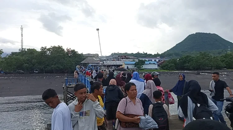 Arus Mudik di Pelabuhan Rakyat Mbongawani, Warga Hilir Mudik ke Pulau Ende