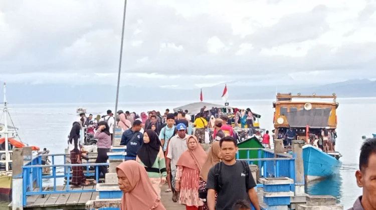Arus Mudik di Pelabuhan Rakyat Mbongawani, Warga Hilir Mudik ke Pulau Ende