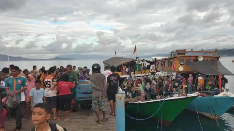 Arus Mudik di Pelabuhan Rakyat Mbongawani, Warga Hilir Mudik ke Pulau Ende