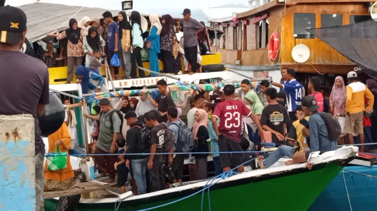 Arus Mudik di Pelabuhan Rakyat Mbongawani, Warga Hilir Mudik ke Pulau Ende