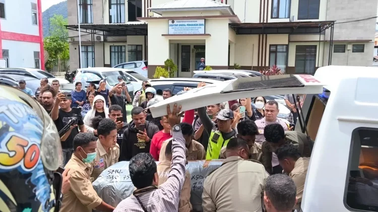 Jenazah Edwin, Korban Penyerangan OTK di Papua, Disambut Isak Tangis Keluarga