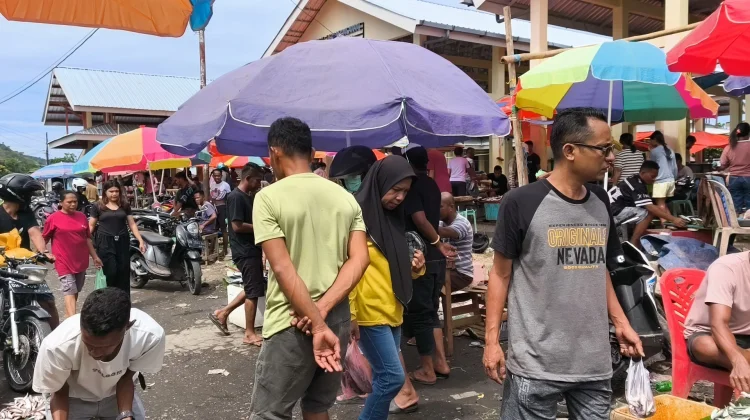 H-1 Idulfitri, Suasana Pasar Mbongawani Padat Pembeli