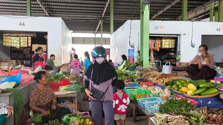 H-1 Idulfitri, Suasana Pasar Mbongawani Padat Pembeli
