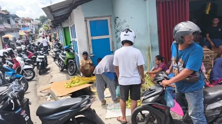 H-1 Idulfitri, Suasana Pasar Mbongawani Padat Pembeli