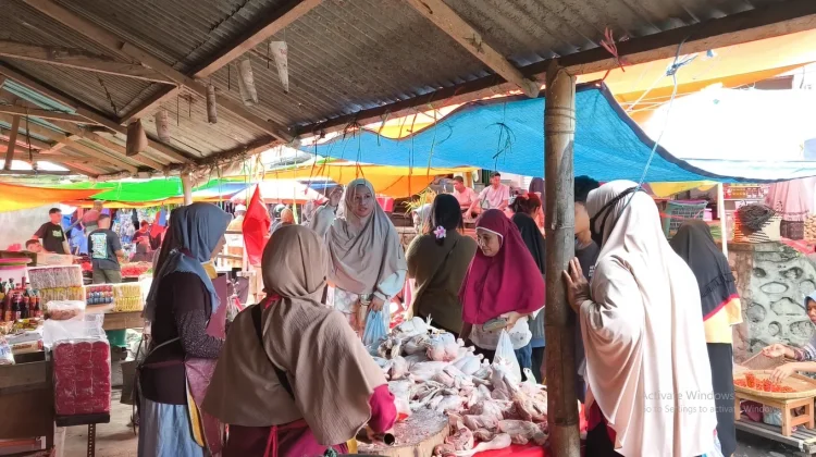 H-1 Idulfitri, Suasana Pasar Mbongawani Padat Pembeli