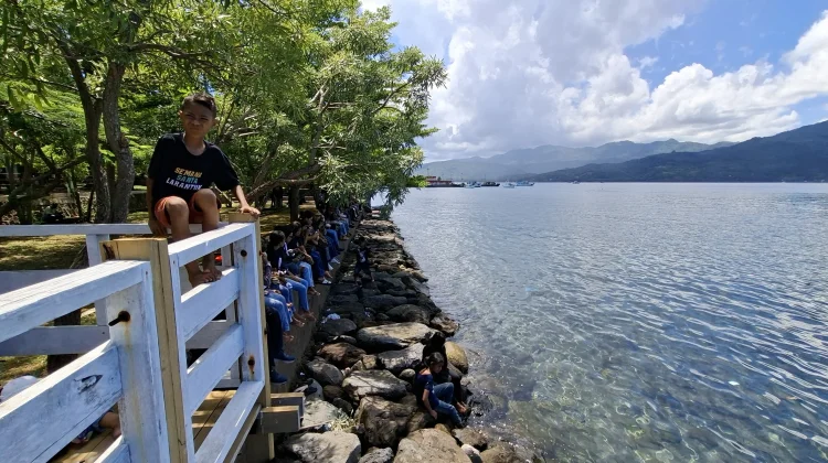 Sambut Prosesi Laut, Peziarah Padati Bibir Pantai Larantuka