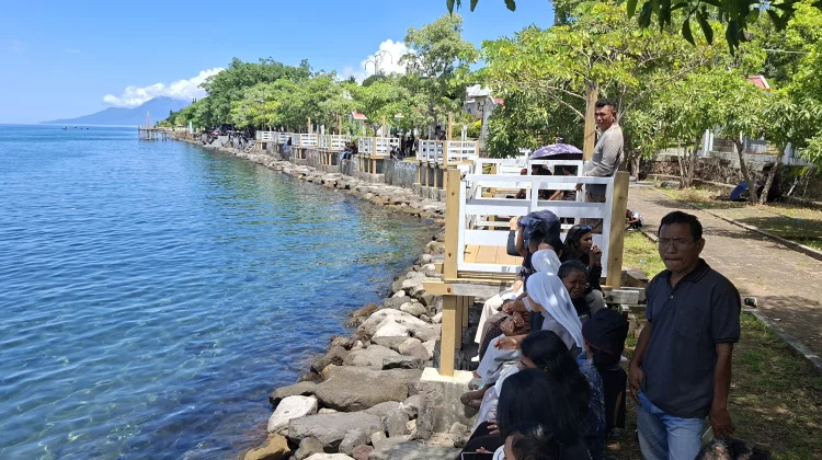 Sambut Prosesi Laut, Peziarah Padati Bibir Pantai Larantuka
