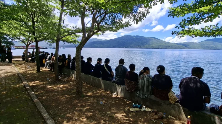 Sambut Prosesi Laut, Peziarah Padati Bibir Pantai Larantuka