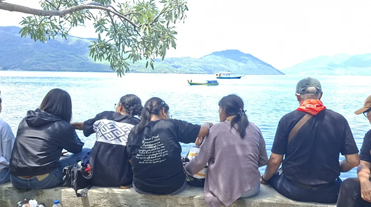 Sambut Prosesi Laut, Peziarah Padati Bibir Pantai Larantuka