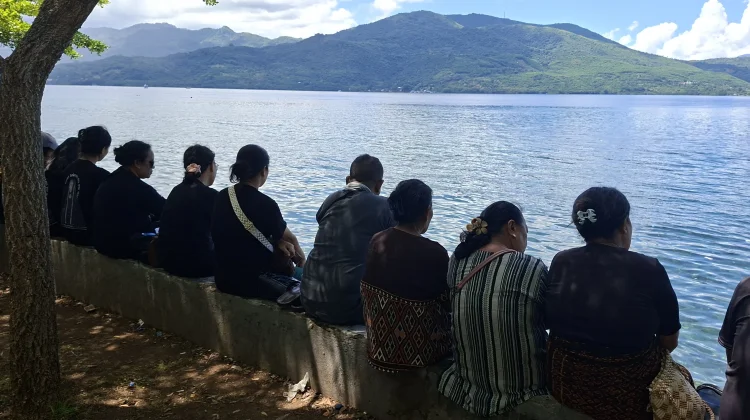 Sambut Prosesi Laut, Peziarah Padati Bibir Pantai Larantuka
