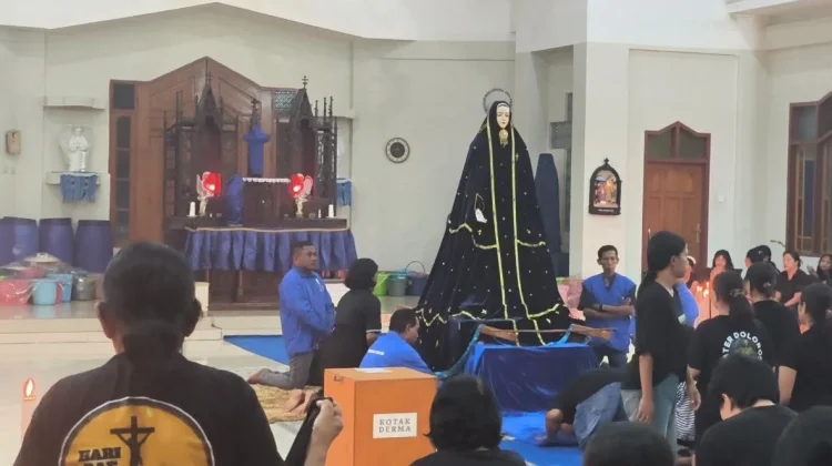 Khidmatnya Prosesi Cium Patung Tuan Ma, Peziarah Tumpahkan Devosi