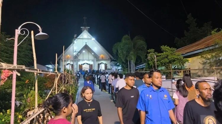 Khidmatnya Prosesi Cium Patung Tuan Ma, Peziarah Tumpahkan Devosi