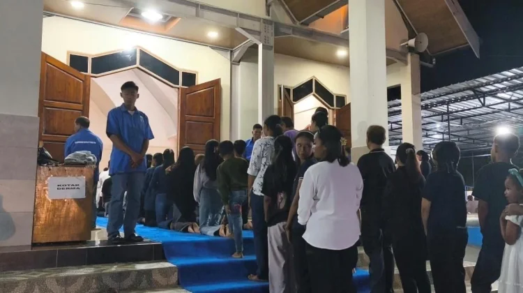 Khidmatnya Prosesi Cium Patung Tuan Ma, Peziarah Tumpahkan Devosi
