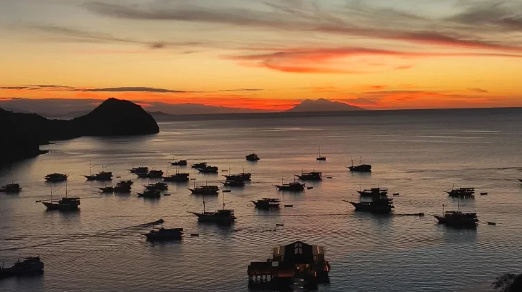 Senja Romantis ala Santorini di Rooftop Loccal Collection Bajo