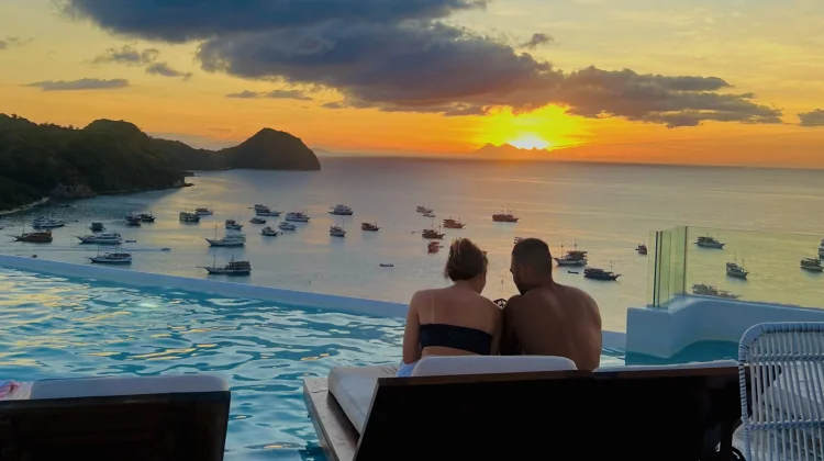 Senja Romantis ala Santorini di Rooftop Loccal Collection Bajo
