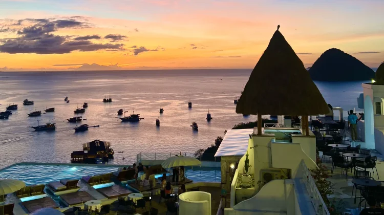 Senja Romantis ala Santorini di Rooftop Loccal Collection Bajo