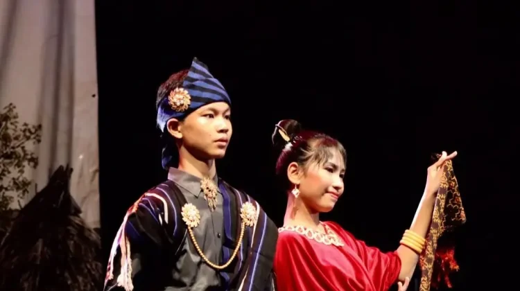 Fashion Show Budaya Frateran Ndao Meriahkan Pancasila Night