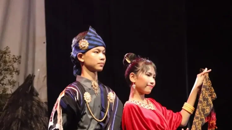 Fashion Show Budaya Frateran Ndao Meriahkan Pancasila Night