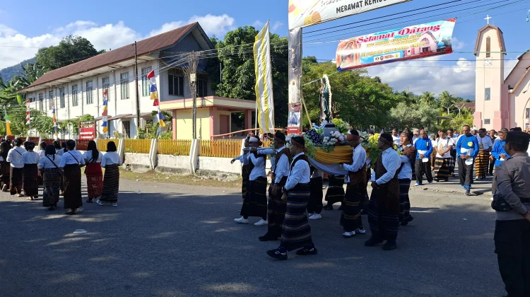 Perarakan Arca Ine Maria Guadalupe Warnai Harlah Pancasila di Ende