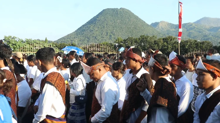 Perarakan Arca Ine Maria Guadalupe Warnai Harlah Pancasila di Ende