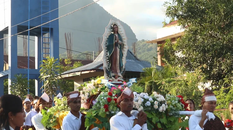 Perarakan Arca Ine Maria Guadalupe Warnai Harlah Pancasila di Ende